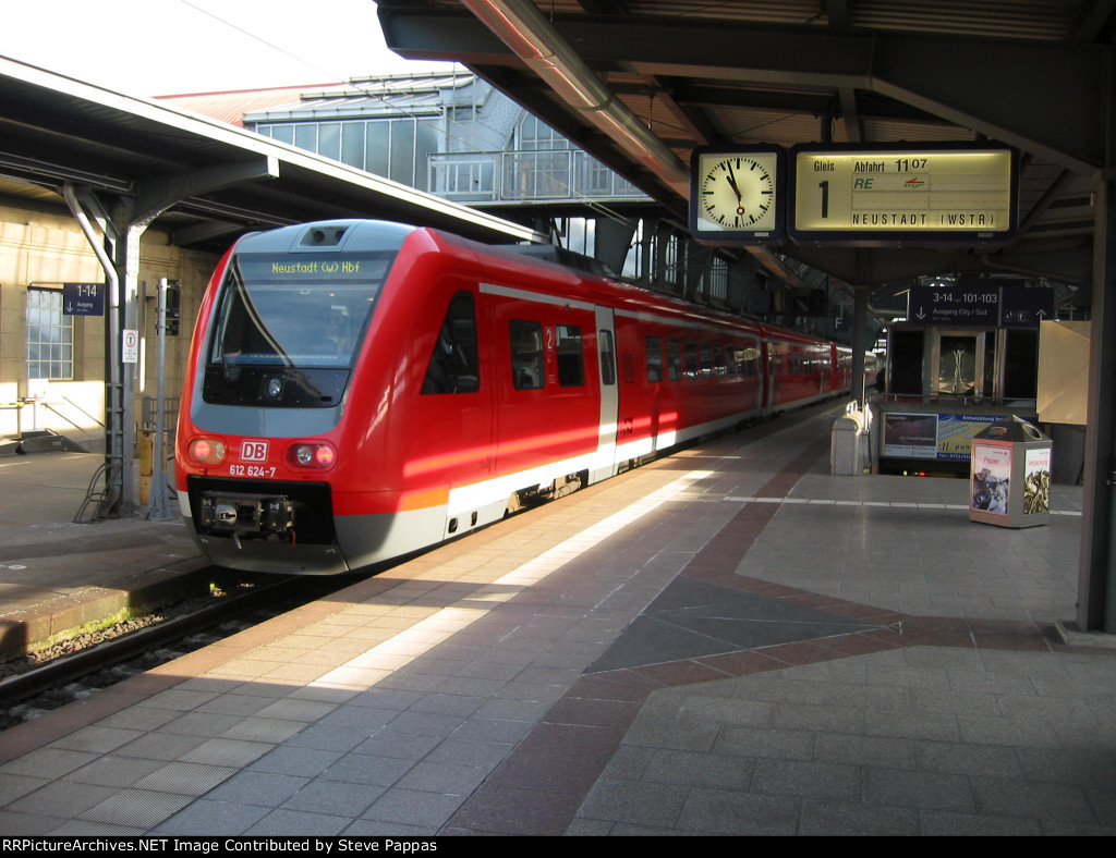 DB 612 624-7 at Karlsruehe Bahnhof